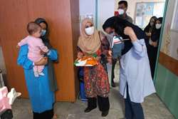 حضور مربیان کانون پرورش فکری استان تهران در بیمارستان بهرامی و اهدای هدایای کانون به کودکان بستری